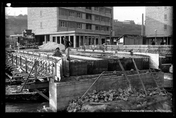 Chantier sur la Touques pour la construction du pont de Caen (photos n°1077, 1080 à 1081)