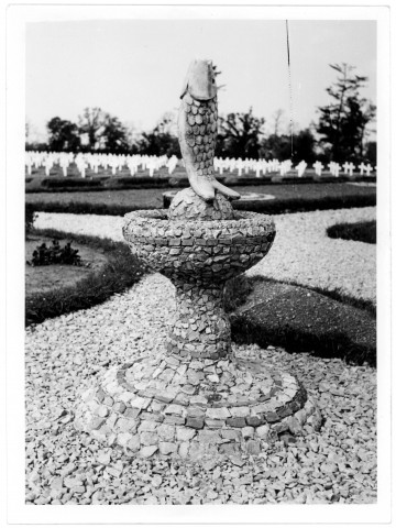 Une statue d'un cimetière militaire. [photo n°230]