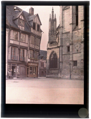 Autour de la cathédrale de Caudebec-en-Caux (autochromes) (photos n°3 et 4)