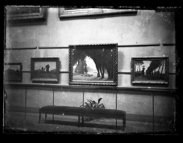 Tableaux : négatifs et reproductions, dont 4 de l'exposition Jules-Louis Rame organisée en novembre 1943 au musée des beaux-arts de Caen.