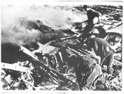Civils cherchant dans les décombres (photo 176)