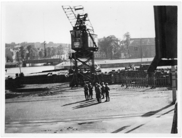 Soldats allemands. Les Allemands gardent ce qui reste de vivres sur le port (1940,1941). Inspection de Goering aux défenses côtières. Un exercice de DCA allemand. Un radar allemand [photos n°254, 255, 256, 257, 258, 259, 260, 261, 262]