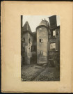 Cour du 24 rue des Teinturiers et porche de l'Hôtel de Mondrainville dans la cour de l'Ancienne Halle (photos n°133 et 134)