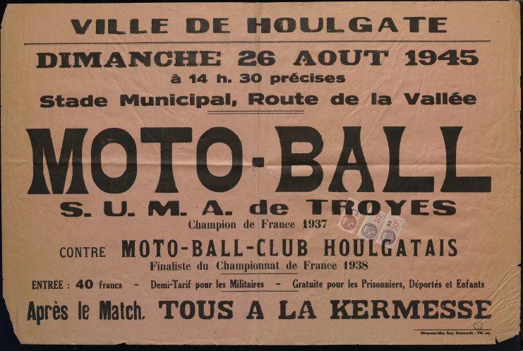 L'affiche annonce un match entre le Moto-Ball Club Houlgatais finaliste du championnat de France 1938 et le SUMA Troyes, champion de France 1937. Elle précise également que l'entrée à 40 francs est gratuite pour les prisonniers, déportés et enfants. Les militaires bénéficient d'un demi-tarif.