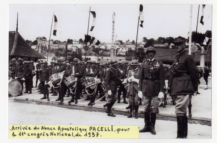 Visite du Cardinal Pacelli (nonce apostolique, futur pape Pie XII) pour le 11e congrès eucharistique national à Lisieux en 1937.