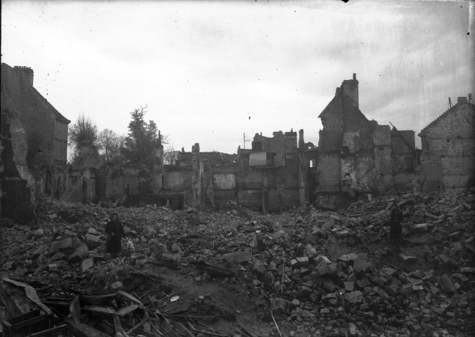 Ruines : Hôtel de Pontécoulant rue de Bernières, rue Guilbert, manufacture de dentelles rue de l'Engannerie (photos n°45 à 51).