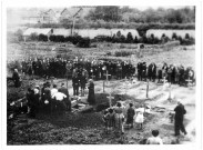 Inhumation provisoire d'une victime pendant la bataille. [photo n°27]
