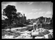 Ruines le long de l'Andy's alley : voie de circulation aménagée par l'armée britannique pour traverser la ville de Caen (photo 76)
