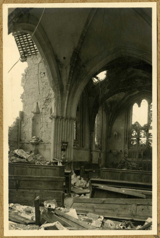 Vues intérieures d'églises détruites non identifiées avec personnes qui déblaient des gravats (photos 29, 32, 37).