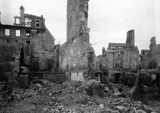 Ruines : Hôtel de Pontécoulant rue de Bernières, rue Guilbert, manufacture de dentelles rue de l'Engannerie (photos n°45 à 51).