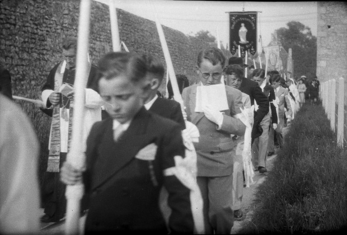 Communiants sortant de l'église Notre-Dame de Guibray et défilant dans la ville (photos n°259 à 275)