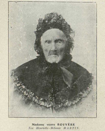 Portrait de Madame Rouyère avec un chaperon de couleur noire. En sous-titre, il est écrit "Madame veuve Rouyère née Henriette-Mélanie Martin".