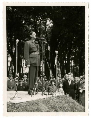 4 photographies du discours du général De Gaulle le 16 juin 1946 à Bayeux