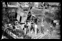 Engin de terrassement et ouvriers sur un chantier (photos n°1133 à 1134)