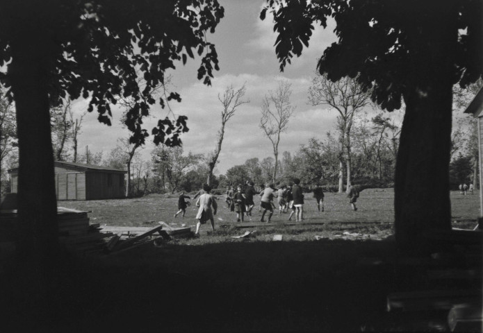 Enfants jouant près de la baraque de l'école (photo n°406)