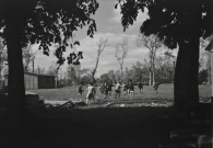 Enfants jouant près de la baraque de l'école (photo n°406)