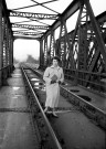 Femme posant sur le Viaduc de la Souleuvre (photo 41).