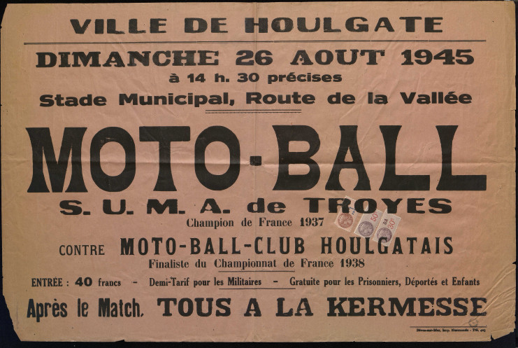 L'affiche annonce un match entre le Moto-Ball Club Houlgatais finaliste du championnat de France 1938 et le SUMA Troyes, champion de France 1937. Elle précise également que l'entrée à 40 francs est gratuite pour les prisonniers, déportés et enfants. Les militaires bénéficient d'un demi-tarif.