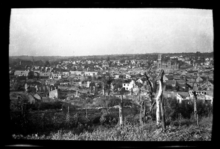 Vues générales de Condé-sur-Noireau en ruines (photos n°45 à 59)