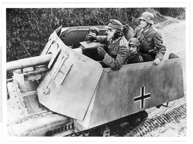 Soldats SS dans un canon anti-char (photo 110)