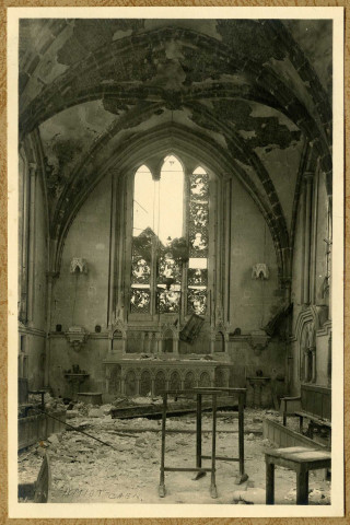 Vues intérieures d'églises détruites non identifiées avec personnes qui déblaient des gravats (photos 29, 32, 37).