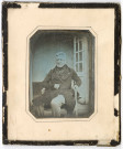 Portrait d'un homme assis et souriant (daguerréotype), par Alphonse de Brébisson (à l'hôtel de Blocqueville de Falaise, le domicile du photographe).