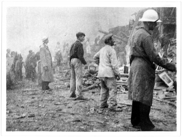 Travail au cœur des ruines, rue de Bayeux, un ingénieur des Ponts et chaussées au premier plan. [photos n°57, 58, 61, 62]