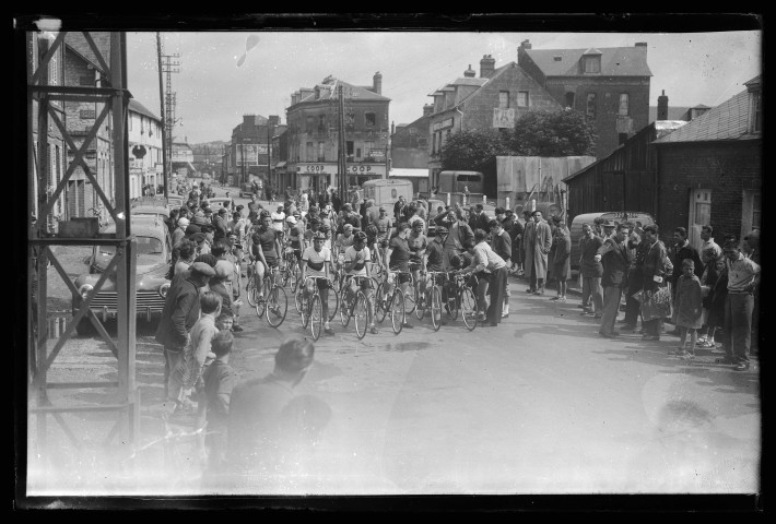 Course cycliste à Lisieux : départ des minimes (photos n°6930 et 6931)