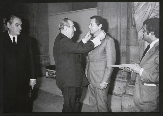 Assemblées, colloques, réceptions et repas, dont décoration de Michel d'Ornano au Louvre