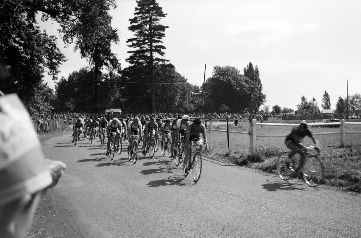 Courses hippiques, cyclistes et automobiles à la Prairie de Caen (photos 19 à 28).