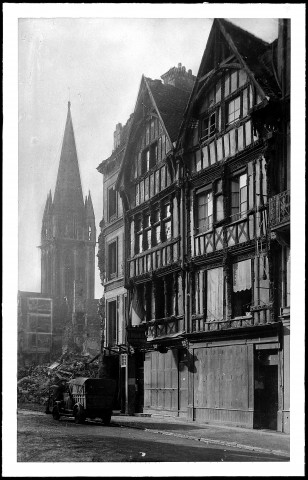 28 - Maisons de bois (XVe siècle) et l'église Saint-Pierre