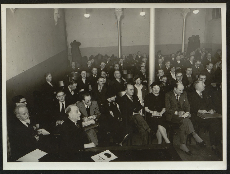Photographie d'un groupe de personnes assises.