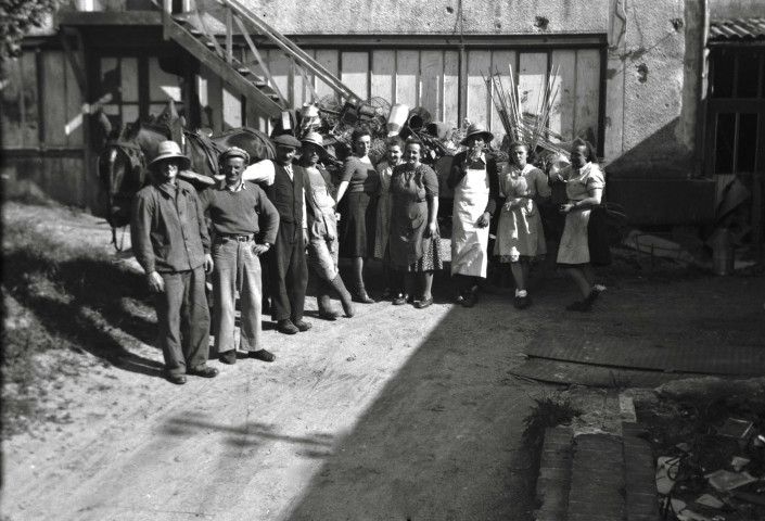 Déménagement de commerçants falaisiens ? (celui de la quincaillerie Dangoisse ?) ( photos n°409 à 410)