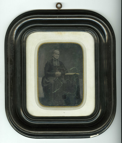 Photographie (ambrotype) représentant un prêtre de la famille d'Achille-Michel Tallevast (Bessin)