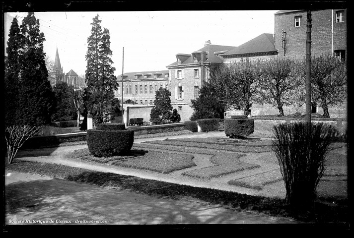 L'hôpital-hospice a été modernisé (photos n°698 à 701)