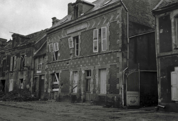 Maisons, commerces, rues et monuments en ruines suite aux bombardements de 1944 (photos n°47 à 71)