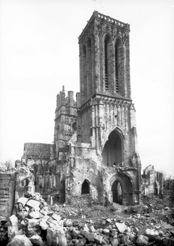 Eglise Saint-Jean, rue Saint-Jean : ruines, commerces, équipes d'urgence et soldats (photos n°34 à 44,106).