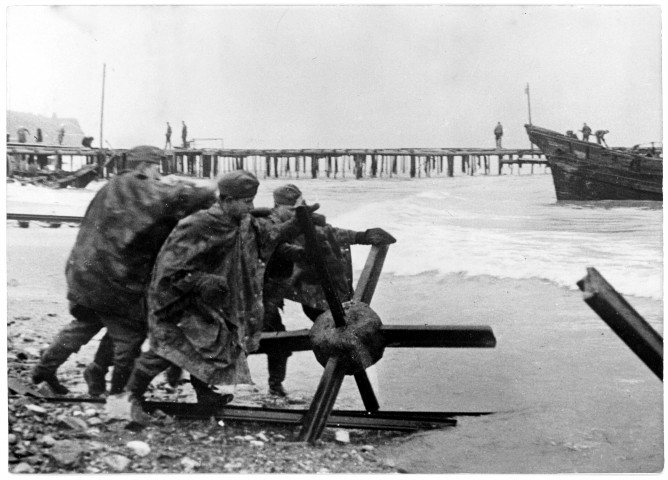 Les soldats installent les obstacles (photo 236)