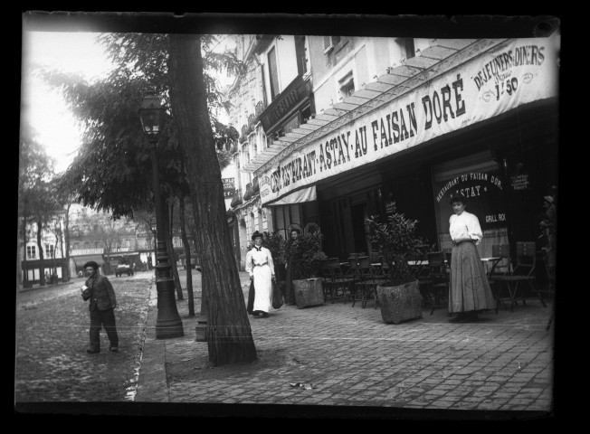Restaurant "Au faisan d'or" et vendeuses de tripes Boulevard Saint-Pierre (photos n°3,4 et 29)