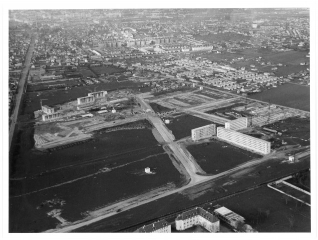 Vue aérienne de la construction des logements et du château d'eau du quartier de la Guérinière (photos n°220 et 221)