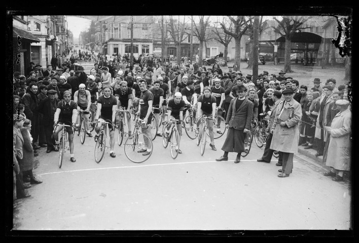 Deux courses de classement du Vélo Club Lexovien (VCL) à Glos (photos n°8590, 8591, 8597 à 8600)