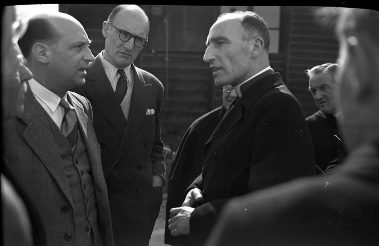 Cérémonies officielles avec personnalités politiques sur la place Guillaume le Conquérant (dont Légion d'Honneur de Maurice Nicolas) (photos n°297 à 302)