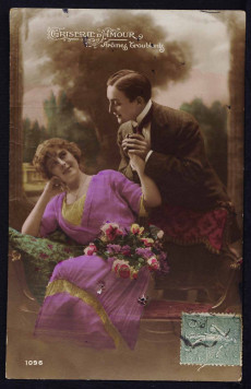 Une jeune femme assise est tenue par la main par un homme debout.