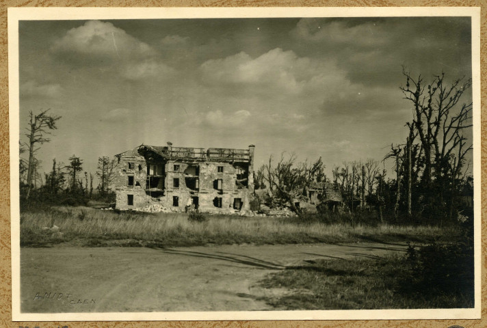 Vue d'un château ou d'un manoir détruit non identifié (photos 15, 16 et 49).