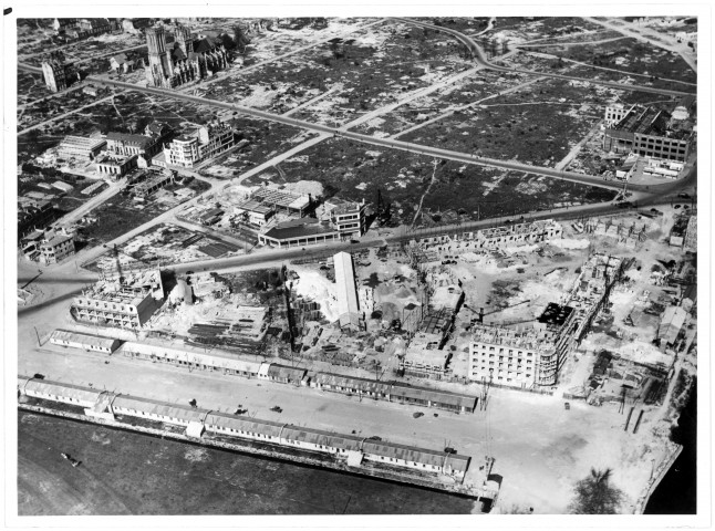 Place Foch, Grand cours avec baraquements et quartier Saint-Jean (photo n°120)