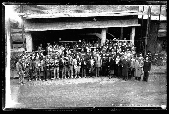 Groupe de personnes posant devant un bâtiment en construction (photo n°896)