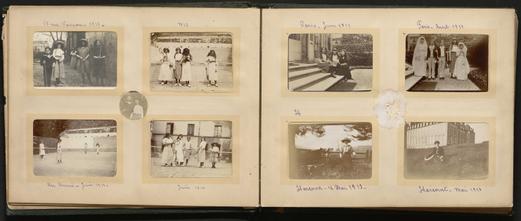 Dans un album, plusieurs photographies avec de jeunes femmes jouant au tennis en robes.