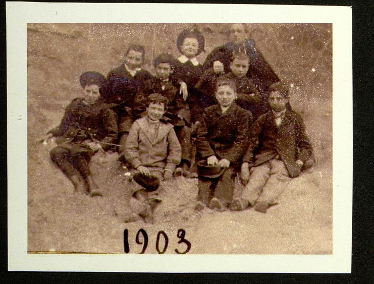 Groupe de 9 enfants.