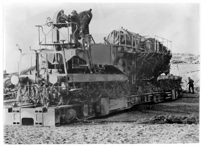 Lourdes pièces d'artillerie sous camouflage (photo 209)