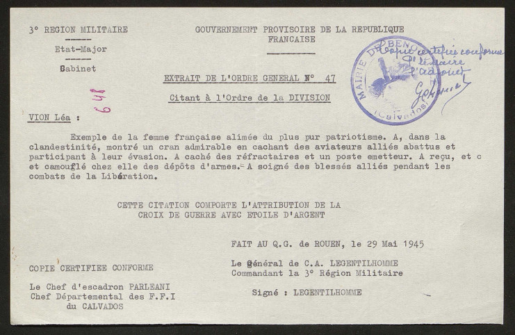 La citation tapuscrite précise : "Exemple de la femme française alimée du plus pur patriotisme. A, dans la clandestinité, montré un cran admirable en cachant des aviateurs alliés abattus et participant à leur évasion. A caché des réfractaires et un poste émetteur. A reçu, et a camouflé chez elle des dépôts d'armes. A soigné des blessés alliés pendant les combats de la Libération. Cette citation comporte l'attribution de la Croix de guerre avec étoile d'argent."